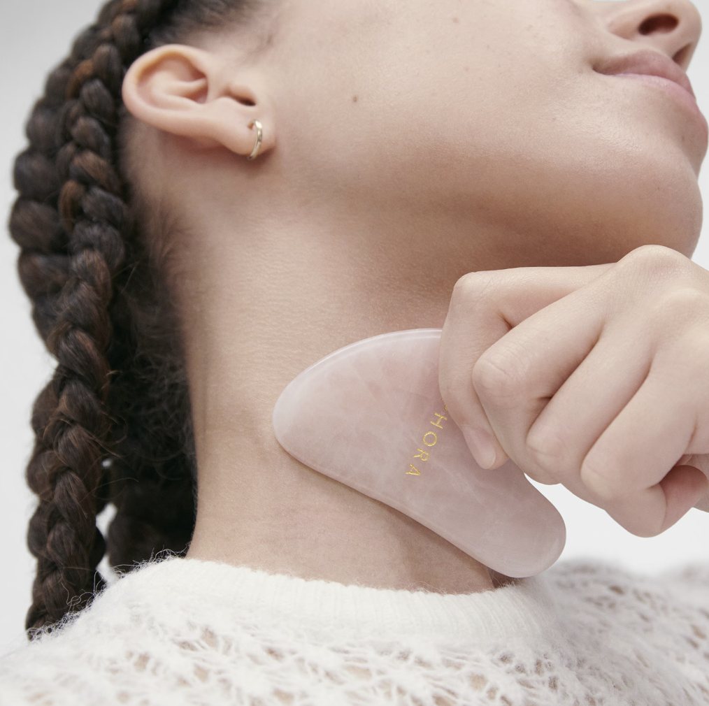 Gua sha al quarzo rosa usato sul collo